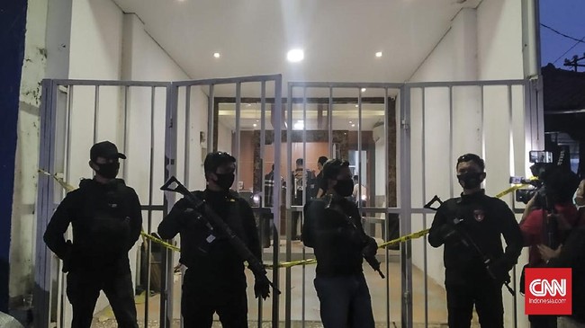 Polri menemukan serbuk yang dikatakan bahan berbahaya di bekas markas FPI di Petamburan, Jakarta Pusat, dalam penggeldahan buntut ditangkapnya Munarman.