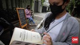 FOTO: Menyambangi Perpustakaan Bersama Bookhive Jakarta Para warga membaca buku di dekat perpustakaan bersama Bookhive Jakarta di kawasan Taman Situ Lembang, Jakarta, Selasa (27/4).