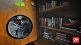 FOTO: Menyambangi Perpustakaan Bersama Bookhive Jakarta Para warga membaca buku di dekat perpustakaan bersama Bookhive Jakarta di kawasan Taman Situ Lembang, Jakarta, Selasa (27/4).