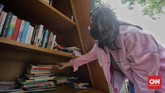 FOTO: Menyambangi Perpustakaan Bersama Bookhive Jakarta Para warga membaca buku di dekat perpustakaan bersama Bookhive Jakarta di kawasan Taman Situ Lembang, Jakarta, Selasa (27/4).