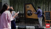 FOTO: Menyambangi Perpustakaan Bersama Bookhive Jakarta Para warga membaca buku di dekat perpustakaan bersama Bookhive Jakarta di kawasan Taman Situ Lembang, Jakarta, Selasa (27/4).