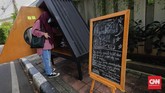 FOTO: Menyambangi Perpustakaan Bersama Bookhive Jakarta Para warga membaca buku di dekat perpustakaan bersama Bookhive Jakarta di kawasan Taman Situ Lembang, Jakarta, Selasa (27/4).