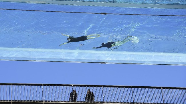 FOTO: Berenang di Kemewahan Kolam Renang Transparan