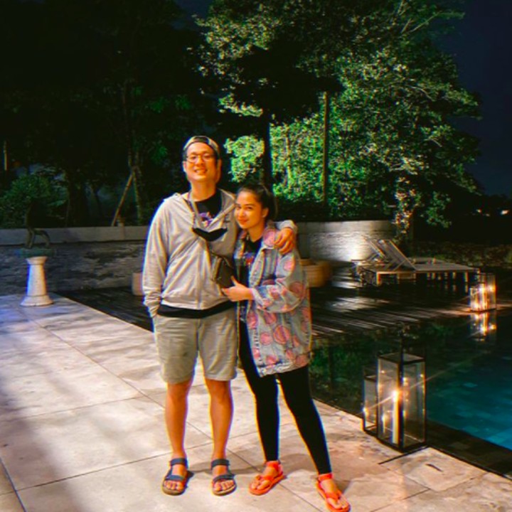 <p>Putri Titian mengatakan memang sengaja menyempatkan foto berduan bareng Junior meskipun tampang mereka sudah lelah dan lecek. Tapi tetap kece ya, Bunda? (Foto: Instagram @putrititian)</p>
