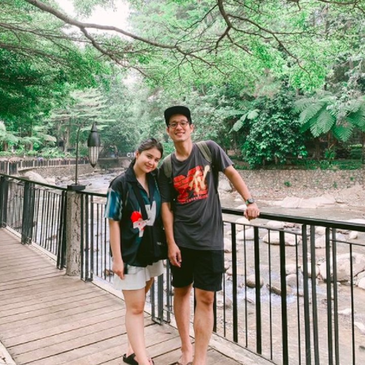 <p>Meskipun jalan-jalan bareng anak, tetap bisa romantis berdua. Lucunya, Putri menulis caption sedang foto bareng artis nih, Bunda, gara-gara Junior yang kaku dan enggak romantis. (Foto: Instagram @putrititian)</p>