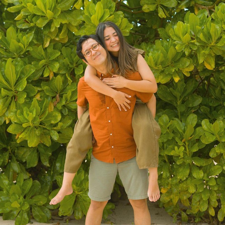 <p>Setuju ya, Bunda, kalau keromantisan mereka berdua ini bikin<em> melting, </em>enggak kalah sama adegan di film romantis kan. (Foto: Instagram: @putrititian)</p>