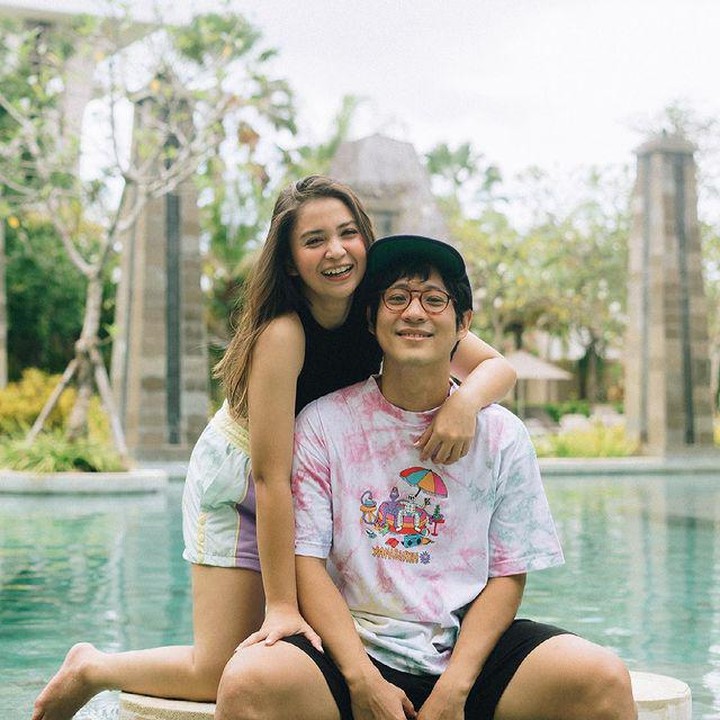 <p>Terlihat seperti masih pacaran, keduanya sangat romantis diberbagai kegiatan nih, Bunda. Bahkan rumah tangga mereka jauh dari gosip miring, lho. (Foto: Instagram: @putrititian)</p>
