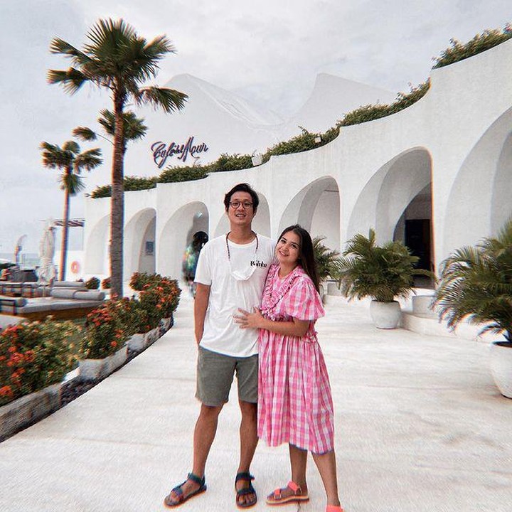 <p>Putri Titian terlihat mengenakan gaun berwarna pink putih sambil menyelipkan tangannya di belakang sang suami. Bikin <em>melting</em> ya, Bunda. (Foto: Instagram: @putrititian)</p>