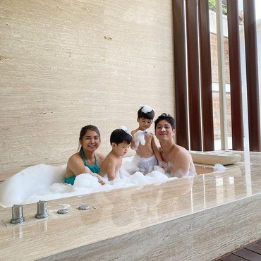 Anak Masuk Sekolah Kristen, Putri Titian Ajarkan Agama Islam di Rumah