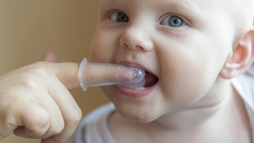 EMPAT TRIK MENGAJARKAN ANAK MENYIKAT GIGI