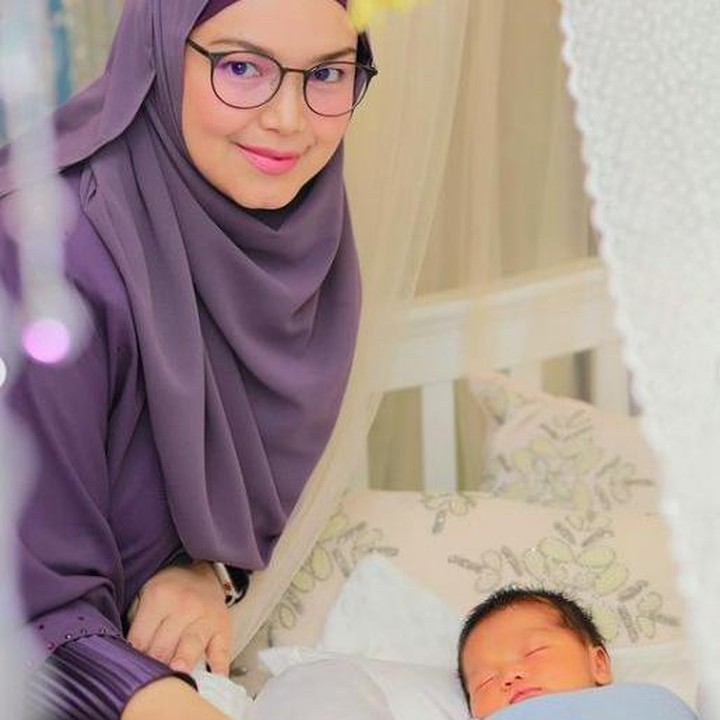 <p>Siti Nurhaliza baru saja dikaruniai anak kedua yang diberi nama Muhammad Afwa. Putra Siti ini lahir lahir pada 19 April 2021. (Foto: Instagram @ctdk)</p>