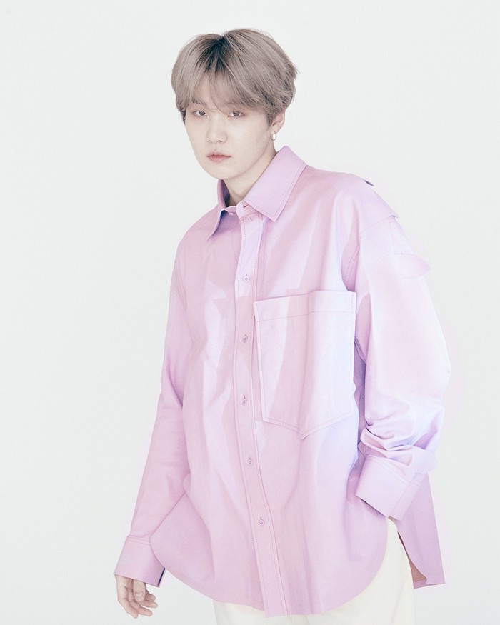 Suga gak kalah kece dengan kemeja oversized yang dipakainya. (foto: instagram.com/louisvuitton)