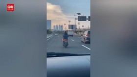 VIDEO: Emak-Emak Pemotor Masuk Tol Ditilang 1,5 Juta