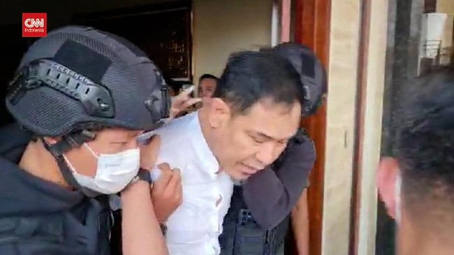 Munarman ditangkap dengan dugaan pemufakatan terorisme. Tim densus pascapenangkapan Munarman juga menyita sejumlah bubuk ledak tinggi di markan FPI.