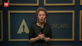VIDEO: Momen Lucu 'Nenek' Minari Menggoda Brad Pitt di Oscar