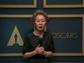 VIDEO: Momen Lucu 'Nenek' Minari Menggoda Brad Pitt di Oscar
