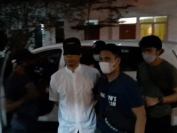 Melihat Aksi Polisi Tutup Mata Tersangka Teroris di Luar Negeri
