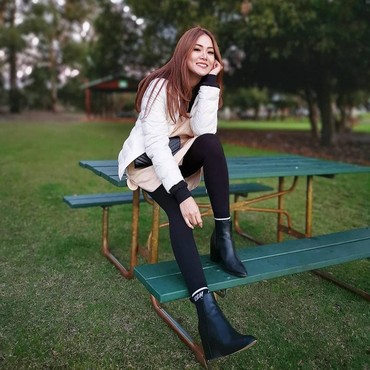 7 Potret Vegen Acni Eks Istri Pertama yang Diduga Sindir Vincent Raditya