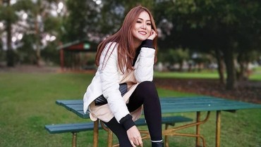 img-title 7 Potret Vegen Acni Eks Istri Pertama yang Diduga Sindir Vincent Raditya