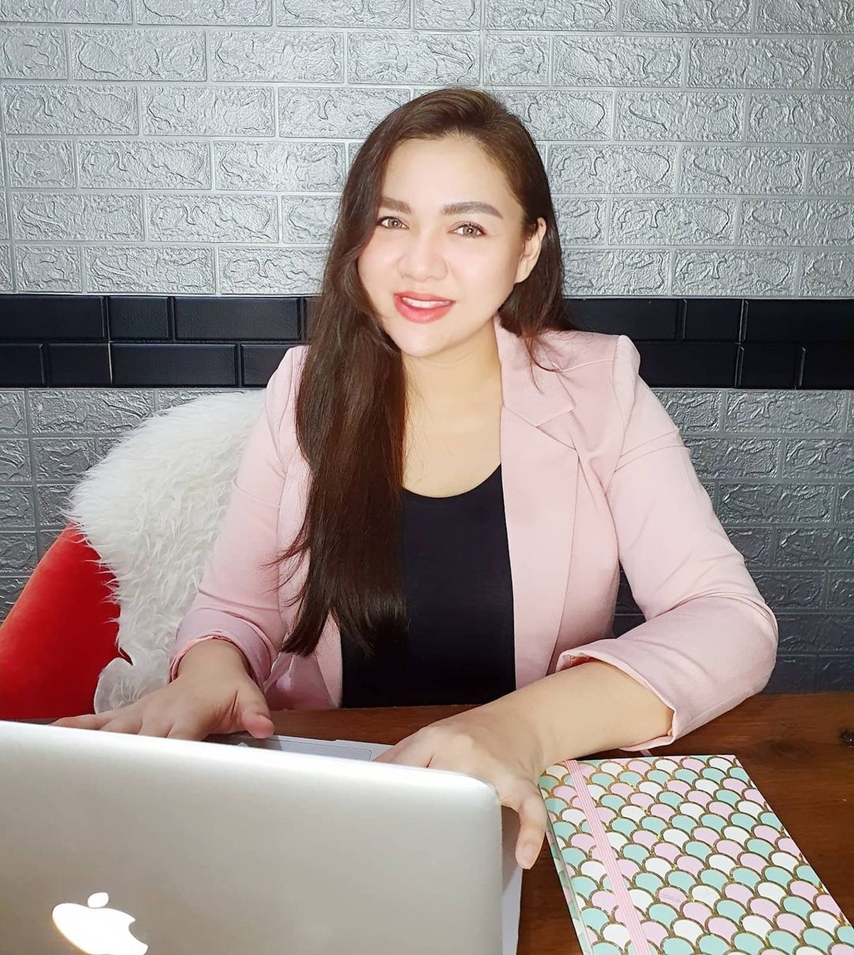 Usai melahirkan anak kedua Vicky Shu tampil berbeda dengan tubuh yang semakin berisi&period; Yuk kita intip bagaimana tampilan Vicky Shu sekarang&excl;