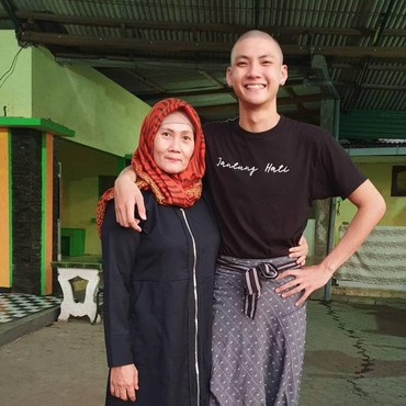 Foto Mesra dengan Agnez Mo, Adam Rosyadi Ternyata Muslim?