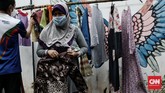 FOTO: Saling Bantu Warga di Ramadan Lewat Bazar Sayur Gratis Bazar sayuran dan baju bekas layak pakai gratis di Jati Padang digelar sebagai solidaritas warga membantu yang terdampak pandemi Covid saat bulan Ramadan.