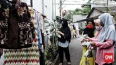FOTO: Saling Bantu Warga di Ramadan Lewat Bazar Sayur Gratis Bazar sayuran dan baju bekas layak pakai gratis di Jati Padang digelar sebagai solidaritas warga membantu yang terdampak pandemi Covid saat bulan Ramadan.