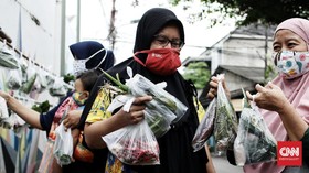 FOTO: Saling Bantu Warga di Ramadan Lewat Bazar Sayur Gratis