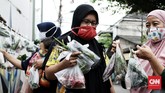 FOTO: Saling Bantu Warga di Ramadan Lewat Bazar Sayur Gratis Bazar sayuran dan baju bekas layak pakai gratis di Jati Padang digelar sebagai solidaritas warga membantu yang terdampak pandemi Covid saat bulan Ramadan.