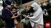 FOTO: Saling Bantu Warga di Ramadan Lewat Bazar Sayur Gratis Bazar sayuran dan baju bekas layak pakai gratis di Jati Padang digelar sebagai solidaritas warga membantu yang terdampak pandemi Covid saat bulan Ramadan.