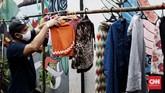 FOTO: Saling Bantu Warga di Ramadan Lewat Bazar Sayur Gratis Bazar sayuran dan baju bekas layak pakai gratis di Jati Padang digelar sebagai solidaritas warga membantu yang terdampak pandemi Covid saat bulan Ramadan.
