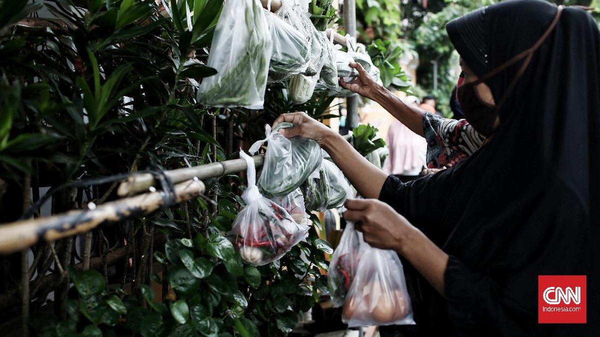 FOTO: Saling Bantu Warga di Ramadan Lewat Bazar Sayur Gratis