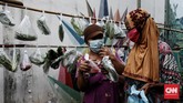 FOTO: Saling Bantu Warga di Ramadan Lewat Bazar Sayur Gratis Bazar sayuran dan baju bekas layak pakai gratis di Jati Padang digelar sebagai solidaritas warga membantu yang terdampak pandemi Covid saat bulan Ramadan.