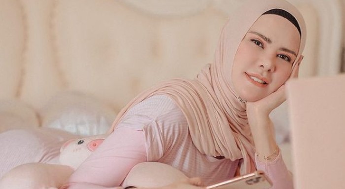Berdarah campuran Tionghoa, Belanda, Manado, dan Kalimantan, Angel Lelga resmi memeluk Islam dan mantap menggunakan hijab sejak tahun 2012 / foto: instagram.com/angellelga