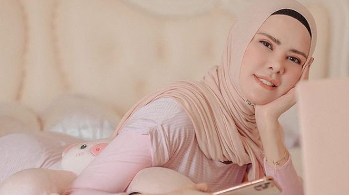 5 Warna Hijab Earth Tone yang Bikin Kulit Glowing Saat Lebaran