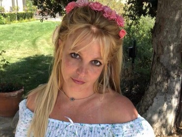 img-title Britney Spears Joget-joget Pakai Baju Ketat, Wajahnya Dimasukkan ke Kue Ultah
