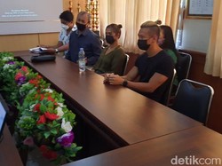 Deportasi Bule Lukis Masker di Bali Menunggu Tiket Penerbangan