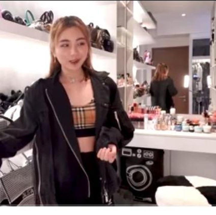 <p>Calista juga sempat memperlihatkan <em>walk in closet</em> miliknya, Bunda. Di sana ia menyimpan berbagai koleksi seperti tas <em>branded</em> hingga perhiasan. (Foto: YouTube: Calikins)</p>