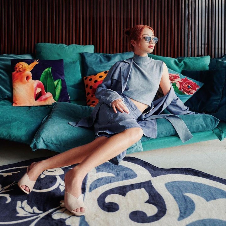 <p>Tak hanya itu, di ruang tengah sebagai tempat bersantai juga tersedia sofa yang nyaman, sekaligus aestetik untuk spot berfoto. (Foto: YouTube: Calikins)</p>