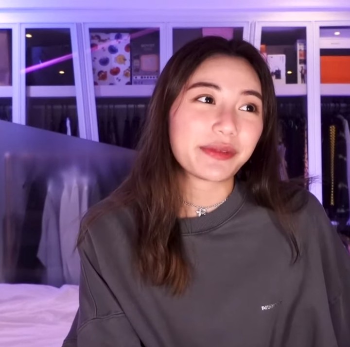 <p>Untuk menyimpan pakaian, Calista Cuaca menggunakan lemari dengan pintu kaca seperti yang terlihat di belakangnya. (Foto: YouTube: Calikins)</p>