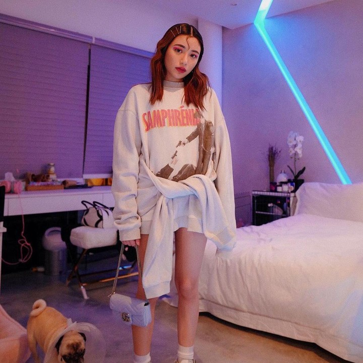 <p>Ini penampakan ruang tidur atau kamar Calista Cuaca, Bunda. Terlihat nyaman dengan LED yang terpasang, ya? (Foto: YouTube: Calikins)</p>