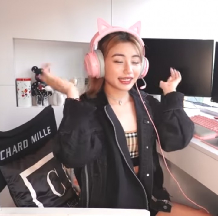 <p>Dalam kamar Calista Cuaca juga terdapat spot khusus komputer untuk bermain game. Kursi yang ia pakai dari brand ternama Richard Mille, nih. (Foto: YouTube: Calikins)</p>