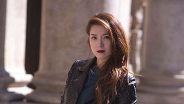 img-title Tertimpa iPad, Christine Kuo Mantan Aaron Kwok Dibawa ke Rumah Sakit