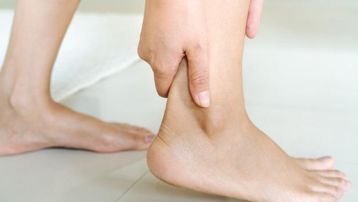 Cara Mencerahkan Mata Kaki Gelap dengan Bahan Alami