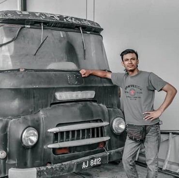 Intip Sosok Sopir Truk Viral yang Nikahi Guru S2