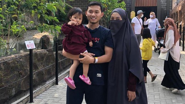Atlet voli Helda Gustiara Amanda harus pinjam hijab dan perlengkapan rekan satu timnya demi segera menutup aurat saat di lapangan.