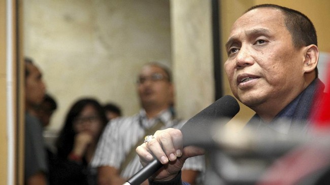 Sebelumnya, Anggota Dewan Pengawas KPK Indriyanto Seno Adji dilaporkan karena diduga melanggar kode etik.