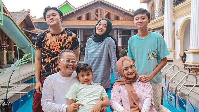 Rizky Febian Ungkap Rasa Sayangnya pada Ibu Sambung, Nathalie Holscher