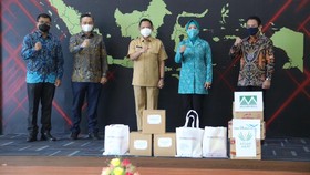 Terima Bantuan Sembako, TP-PKK Salurkan ke Pengguna Posyandu