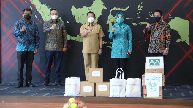 Ketua TP-PKK Tri Tito Karnavian menerima bantuan dari pihak swasta berupa 3.500 paket sembako, 3.500 liter minyak goreng, 571 susu, dan biskuit bagi ibu hamil.